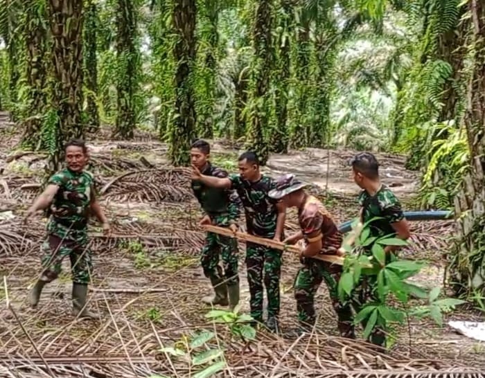 Kerja Cerdas Satgas TMMD 121 Kodim 0204/DS Tarik Pipa Air Pompa Hidram Sepanjang 800 Meter