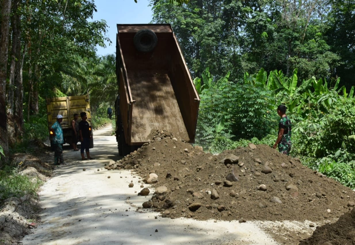 Berpacu Waktu, Satgas TMMD 121 Kodim 0204/DS Terus Maksimalkan Operasional Truk Material