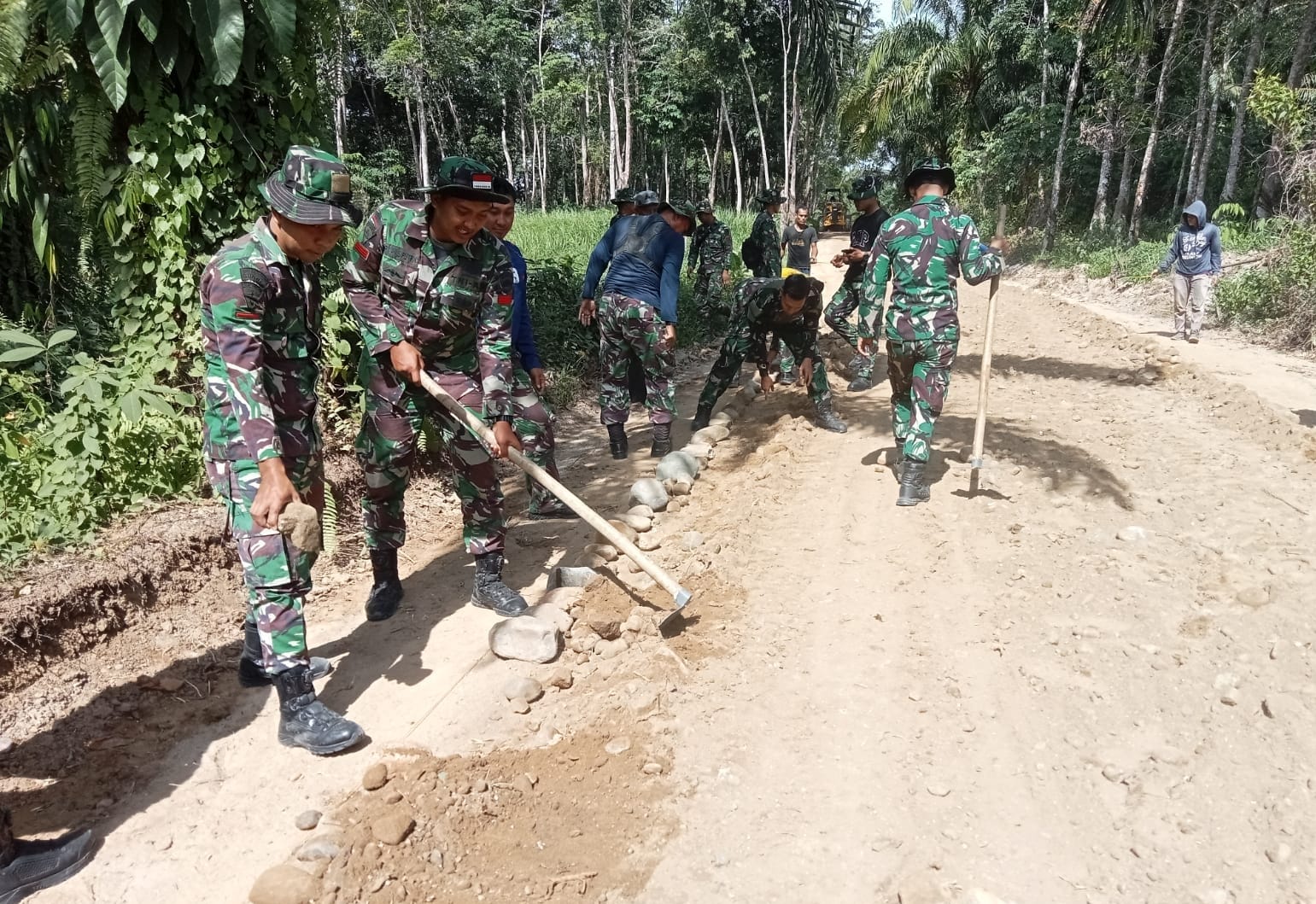 Abaikan Penat, Satgas TMMD 121 Kodim 0204/DS Kembali Tangani Material Sirtu
