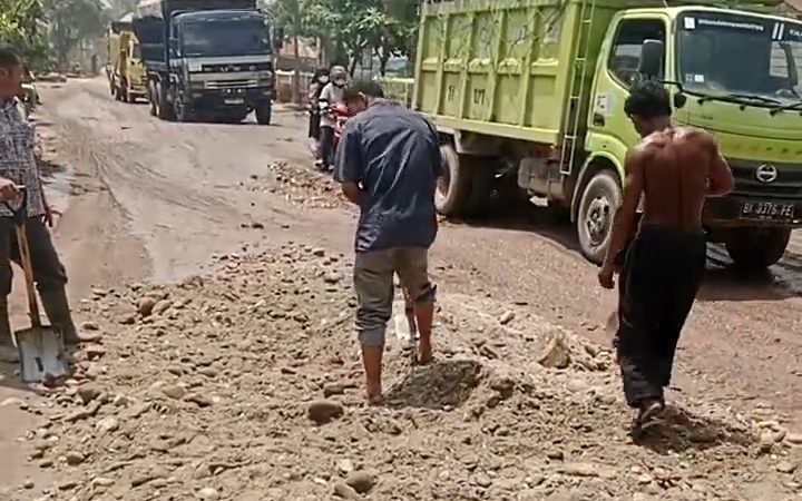 Warga Berharap Jalan Lintas Pangkatan- Aek Nabara Yang Di Timbun Batu Oleh Gabungan Media Pangkatan Agar Segera Diaspal Pemerintah.