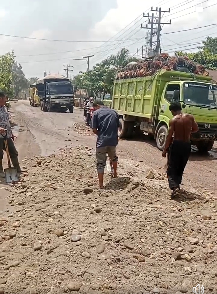Warga Berharap Jalan Lintas Pangkatan- Aek Nabara Yang Di Timbun Batu Oleh Gabungan Media Pangkatan Agar Segera Diaspal Pemerintah.