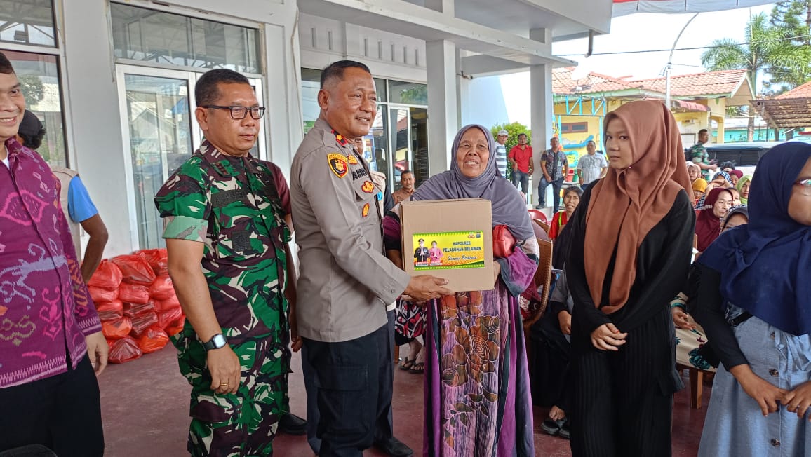 Polres Pelabuhan Belawan dan Gerakan Kolaborasi Belawan Berkah Bagikan 100 Paket Sembako kepada Warga Kurang Mampu