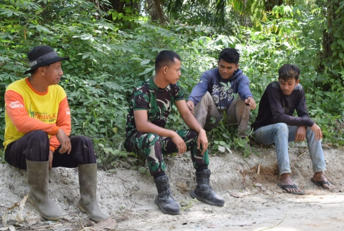 Satgas TMMD 121 Kodim 0204/DS Ajak Remaja Desa Masuk TNI