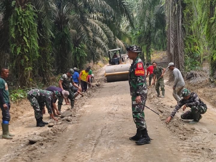 Jaga Kualitas, Dansatgas Cek Pembangunan Jalan TMMD 121 Kodim 0204/DS