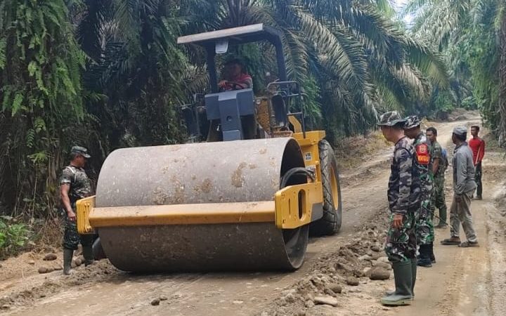 Pastikan Maksimal, Dansatgas TMMD 121 Kodim 0204/DS Pantau Operasional Alat Berat