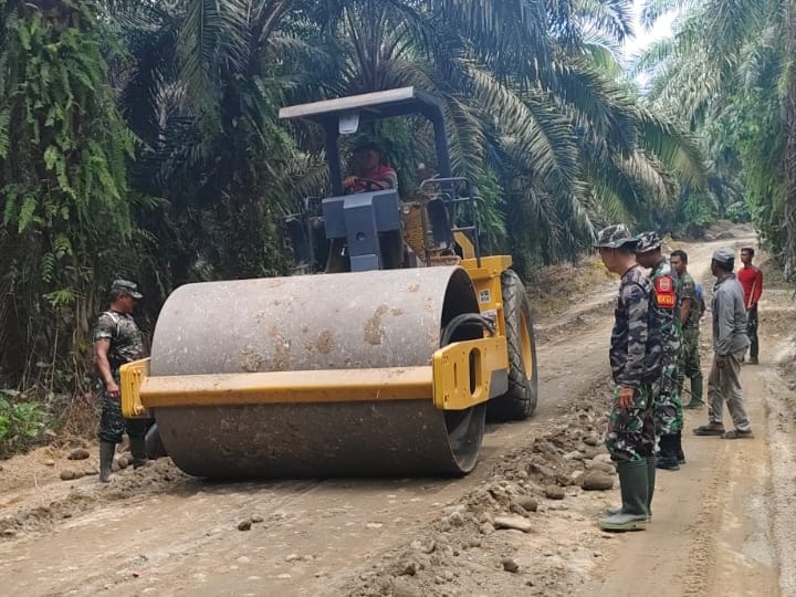 Pastikan Maksimal, Dansatgas TMMD 121 Kodim 0204/DS Pantau Operasional Alat Berat