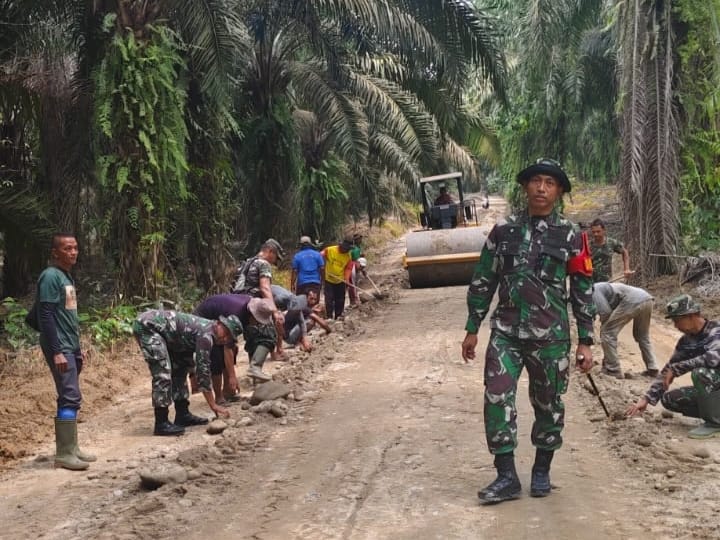 Dansatgas Cek Fisik Jalan TMMD 121 Kodim 0204/DS dengan Jalan Kaki