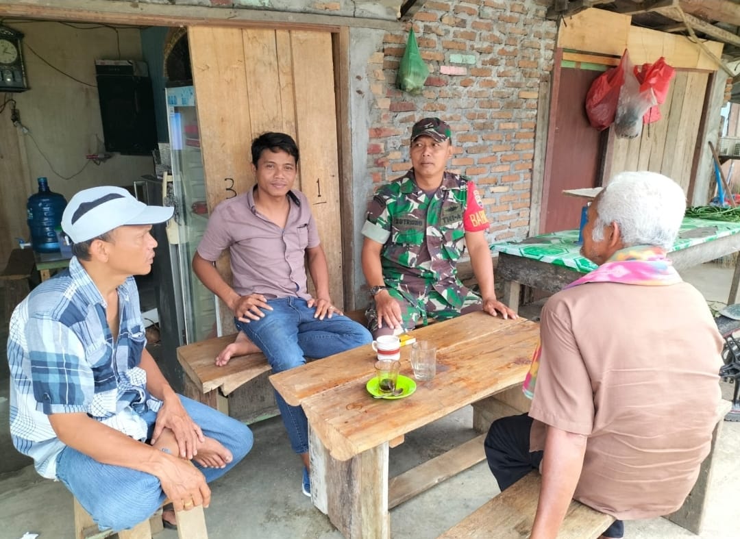 Satgas TMMD 121 Kodim 0204/DS Terus Sosialisasikan Rekrutmen TNI kepada Warga