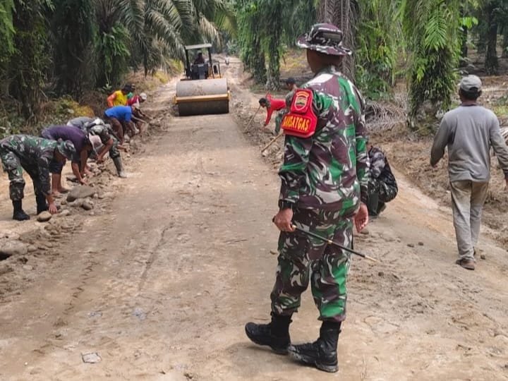 Tak Mau Puas, Dansatgas Pantau Langsung Pekerjaan Jalan TMMD 121 Kodim 0204/DS