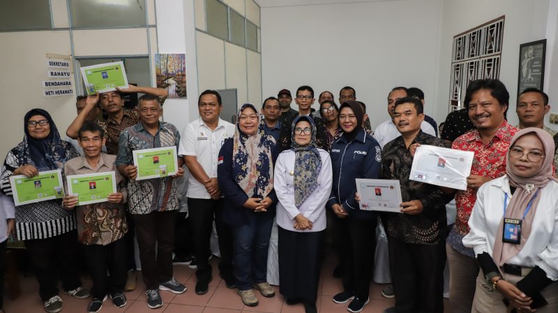 Wali Kota dr Susanti Dewayani Secara Simbolis Serahkan Kartu dan Sertifikat Uji Kompetensi Wartawan di Kantor PWI Kota Pematangsiantar