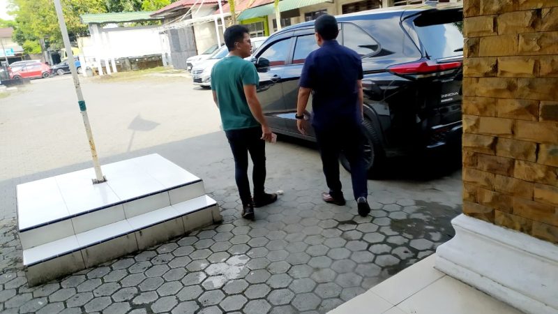 Terburu-buru Tinggalkan Kantor Ombudsman, Direktur Polmed Pilih ‘Bungkam’