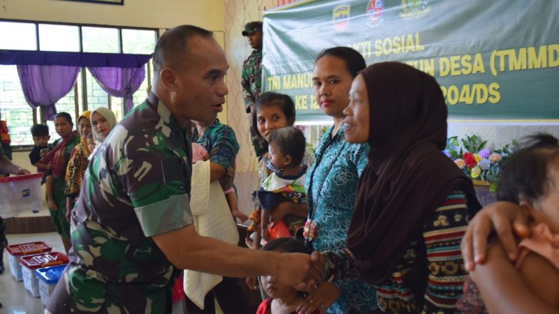 Tekan Stunting, Tim Wasev TMMD 121 Kodim 0204/DS Bagikan Makanan Tambahan untuk Ibu dan Balita