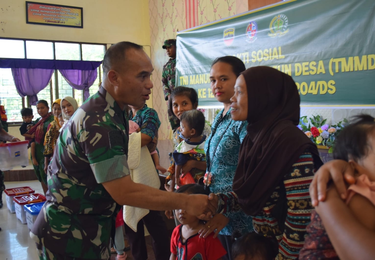 Tekan Stunting, Tim Wasev TMMD 121 Kodim 0204/DS Bagikan Makanan Tambahan untuk Ibu dan Balita