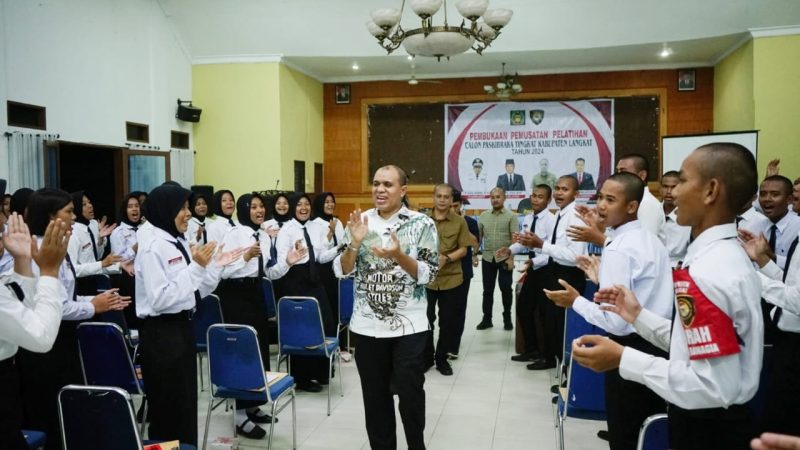 Pj. Bupati Langkat Faisal Hasrimy Beri Pembekalan kepada Calon Paskibra: “Totalitas dalam Setiap Tugas adalah Kunci Kesuksesan”