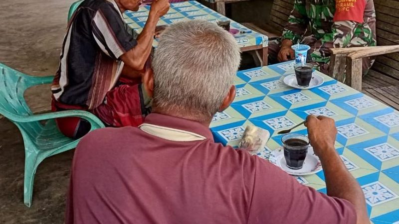 Sederhana Dan Bersahaja, Babinsa Posramil 05/PC Berinteraksi Dengan Masyarakat Di Desa Binaan