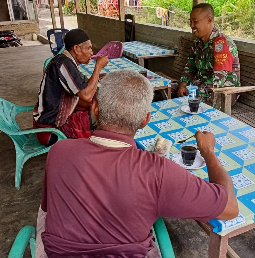 Sederhana Dan Bersahaja, Babinsa Posramil 05/PC Berinteraksi Dengan Masyarakat Di Desa Binaan