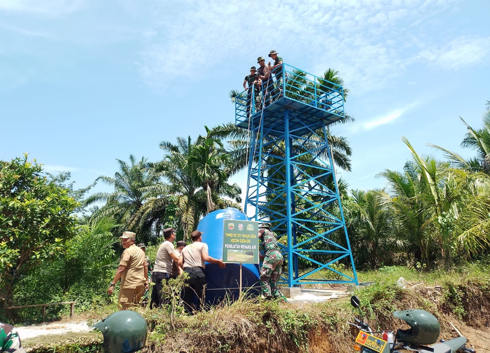 Tandon Air Berhasil Dipasang Satgas TMMD 121 Kodim 0204/DS di Menara Pompa Hidram