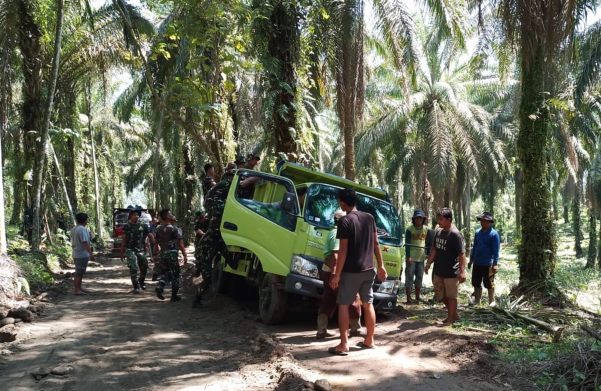 Dibantu Warga, Satgas TMMD 121 Kodim 0204/DS Kembali Evakuasi Truk Sawit yang Terperosok