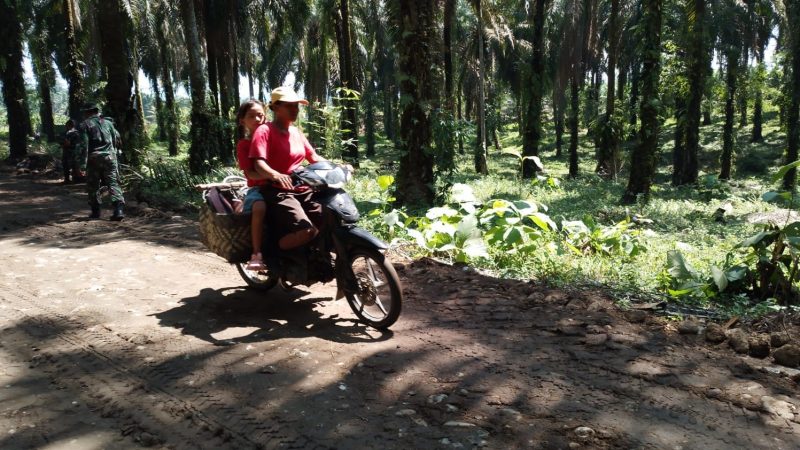 Sepeda Motor Warga Sudah Lancar Lalui Jalan TMMD 121 Kodim 0204/DS