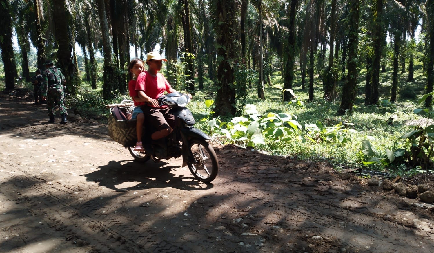 Sepeda Motor Warga Sudah Lancar Lalui Jalan TMMD 121 Kodim 0204/DS