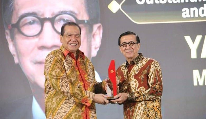 Menkumham Yasonna H. Laoly Raih Penghargaan Bergengsi CNN Indonesia Awards 2024: Dedikasi Luar Biasa untuk Penegakan Hukum dan Anti Korupsi
