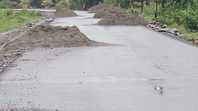 Material Proyek Berserakan Rawan Kecelakaan Pengguna Jalan