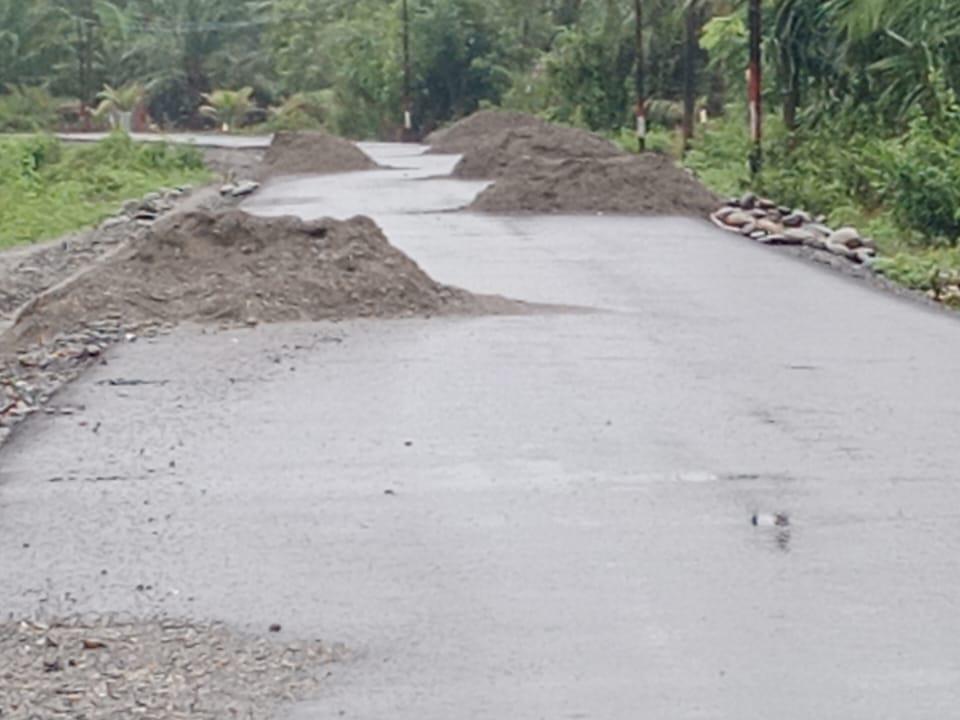 Material Proyek Berserakan Rawan Kecelakaan Pengguna Jalan