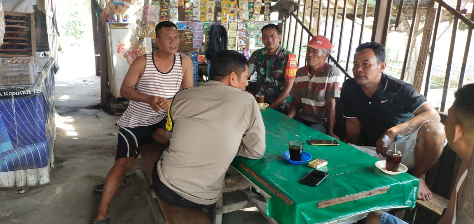 Komsos di Lokasi TMMD, Babinsa Kodim 0204/DS Ajak Warga Jauhi Narkoba