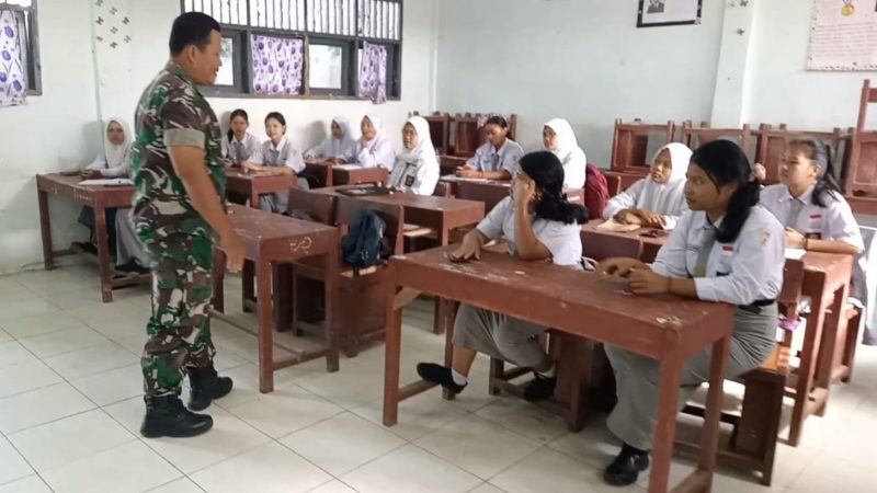 Kiat Babinsa Bangun Citra TNI di Mata Pelajar di Lokasi TMMD 121 Kodim 0204/DS