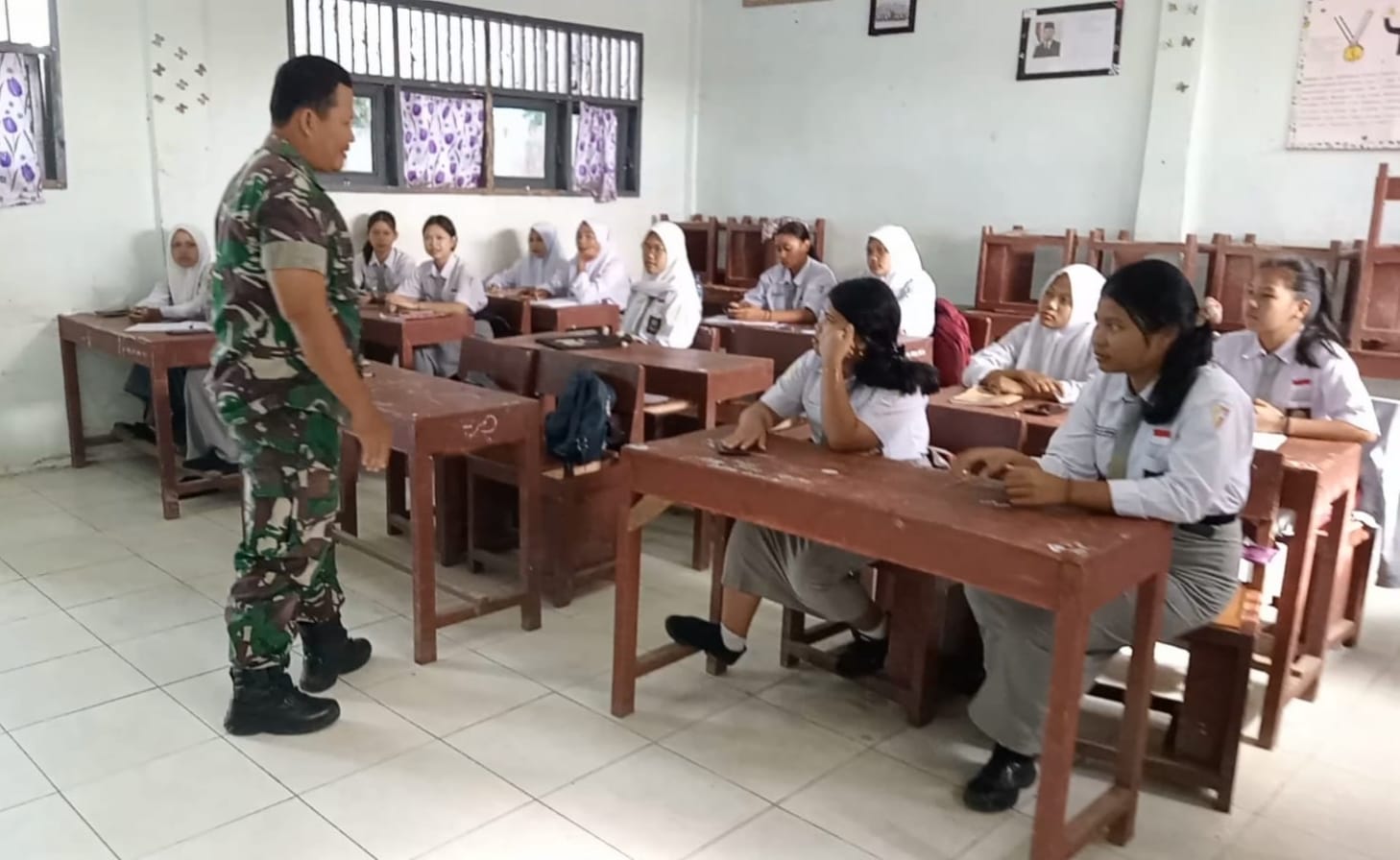 Kiat Babinsa Bangun Citra TNI di Mata Pelajar di Lokasi TMMD 121 Kodim 0204/DS