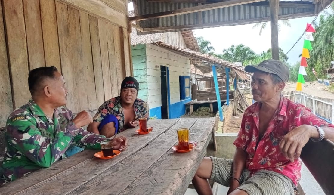 Di Lokasi TMMD, Babinsa Imbau Warga Kibarkan Bendera Merah Putih