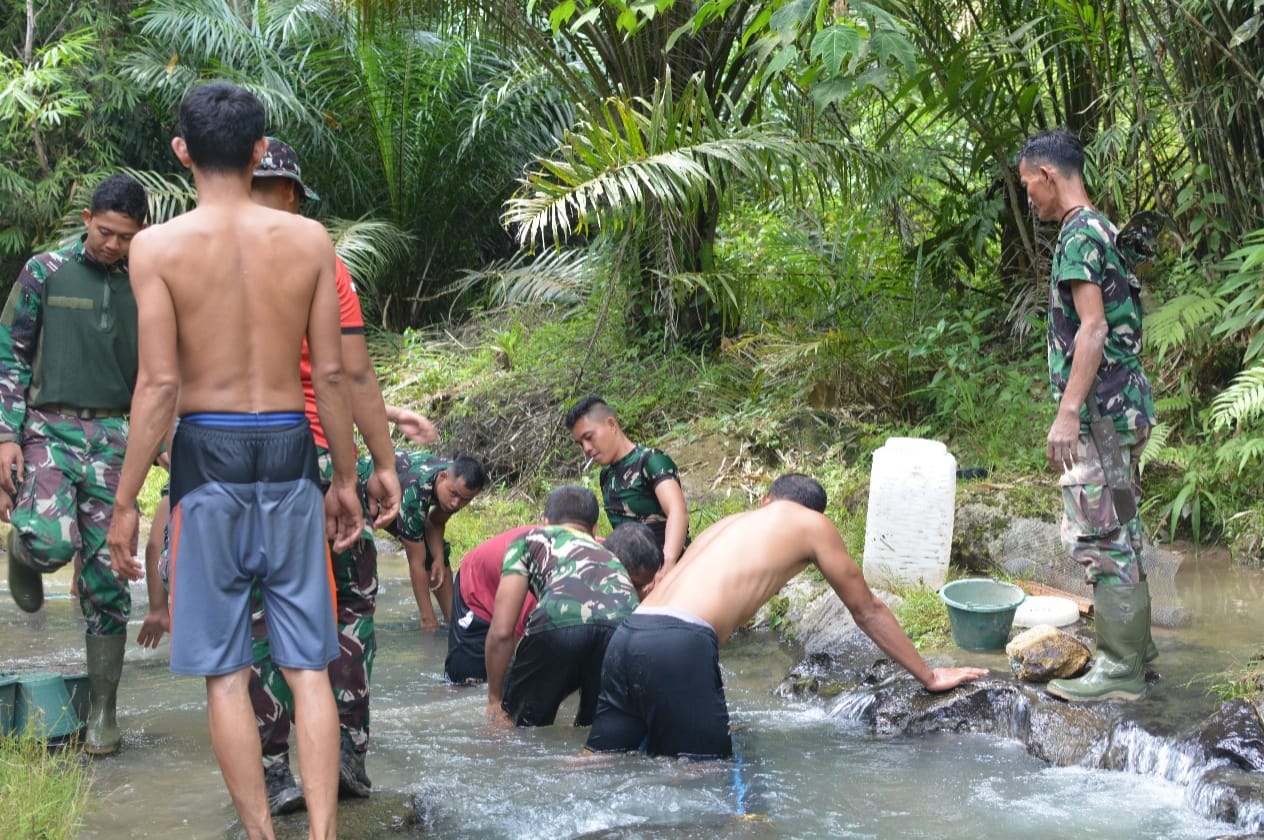 Berendam di Air, Satgas TMMD Terus Mantapkan Kolam Pompa Hidram