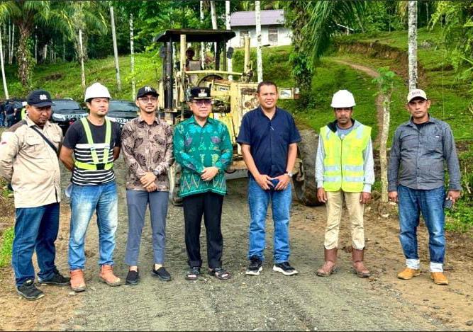 Pj.Bupati bersama dinas PUPR kelokasi Segera Aspal Jalan Padang Jawa – Rantau Panjang Kecamatan Woyla Barat