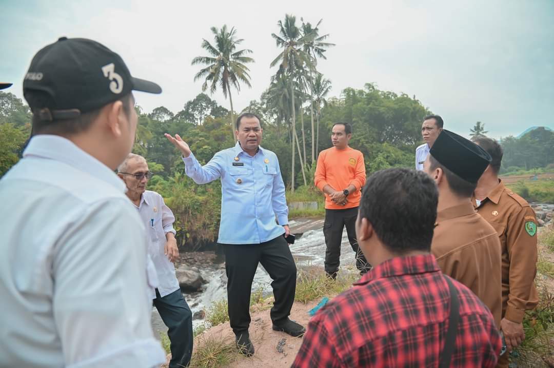 Pj.H. Timur Tumanggor Tinjau Daerah Irigasi yang Terdampak Tanah Longsor