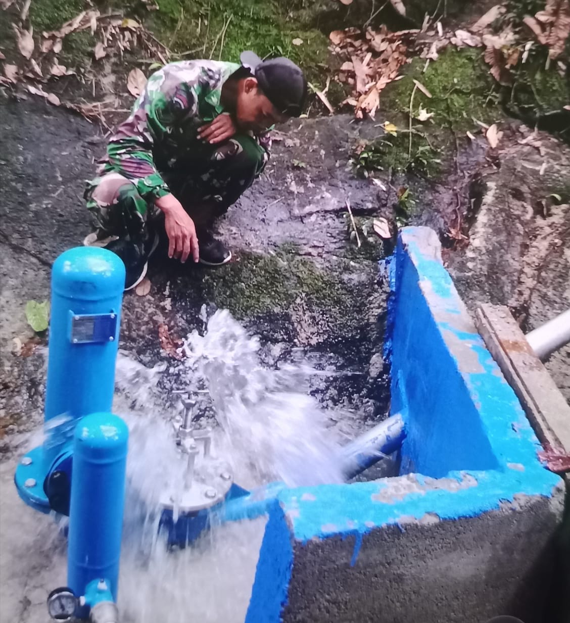 Gerak Cepat Satgas TMMD Perbaiki Pipa Pompa Hidram Usai Dihantam Banjir