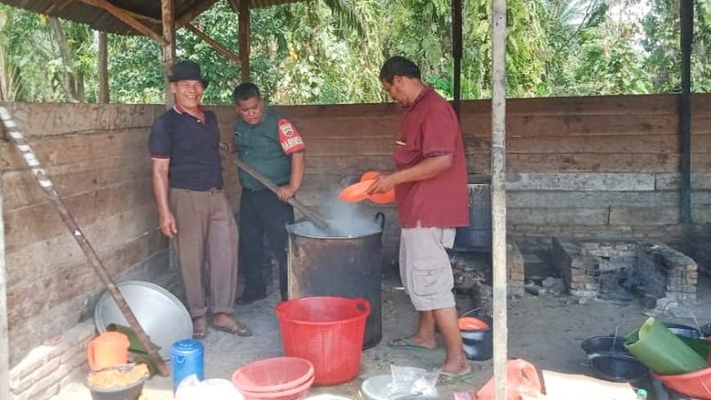 Tak Tinggal Diam, Babinsa Ikut Membantu Dapur Umum Satgas TMMD