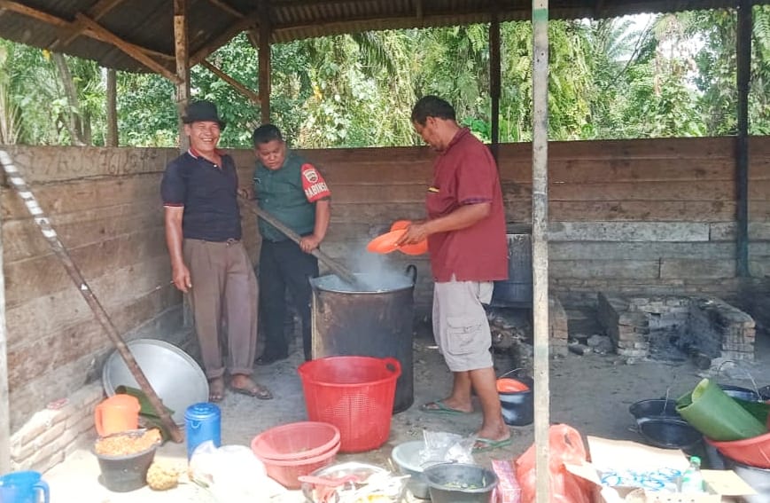Tak Tinggal Diam, Babinsa Ikut Membantu Dapur Umum Satgas TMMD
