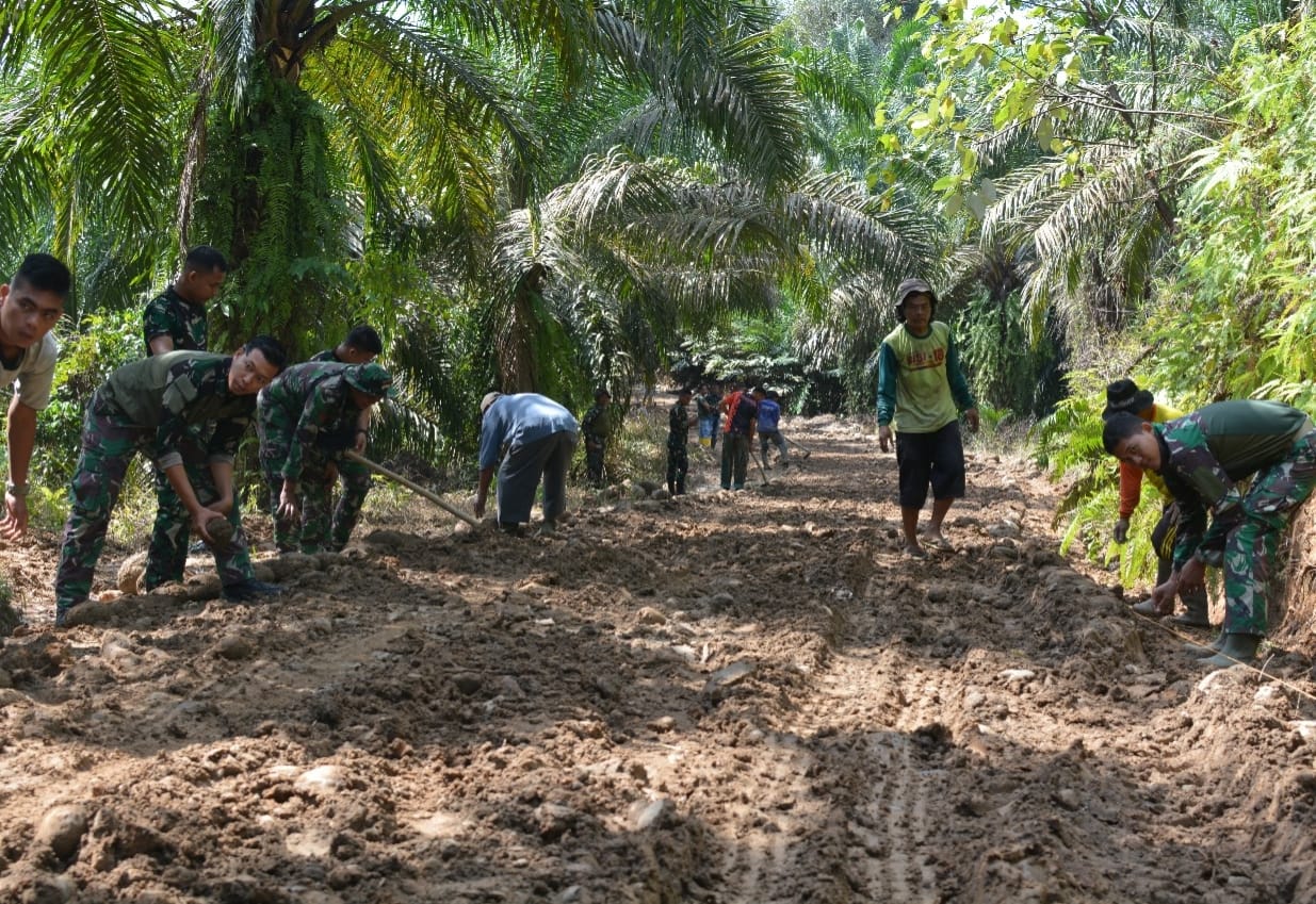 Pantang Pulang Sebelum Rampung, Itu Tekad Warga Membantu Kegiatan TMMD