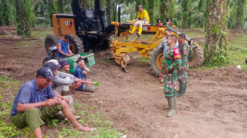 Babinsa-Satgaskes dan Warga Terus Jalin Keakraban di Lokasi TMMD