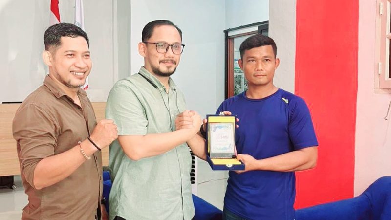 SMSI Binjai-Langkat Berikan Pelakat Penghargaan Kepada dr. Donal Anjar Simanjuntak Sebagai Tokoh Kesehatan