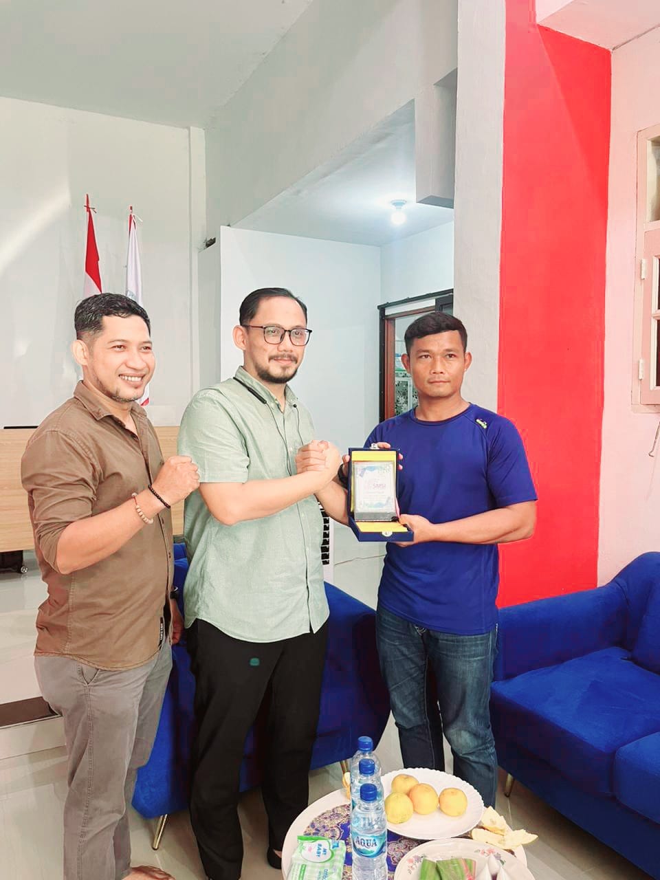 SMSI Binjai-Langkat Berikan Pelakat Penghargaan Kepada dr. Donal Anjar Simanjuntak Sebagai Tokoh Kesehatan