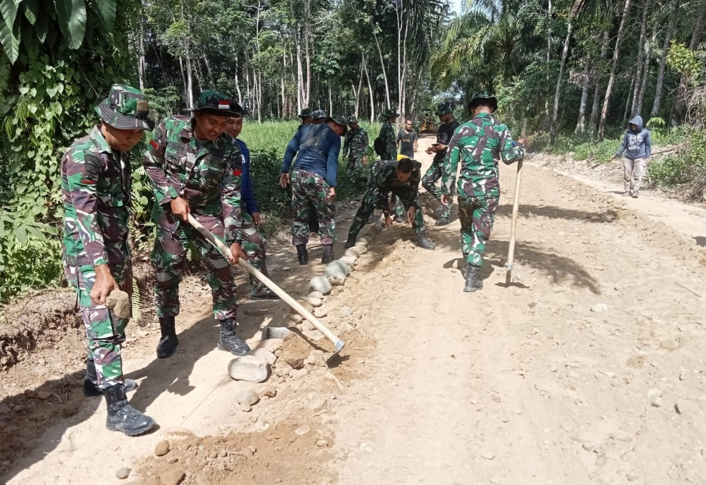 Sebelum Finishing, Satgas TMMD Kembali Benahi Kiri-Kanan Bahu Jalan