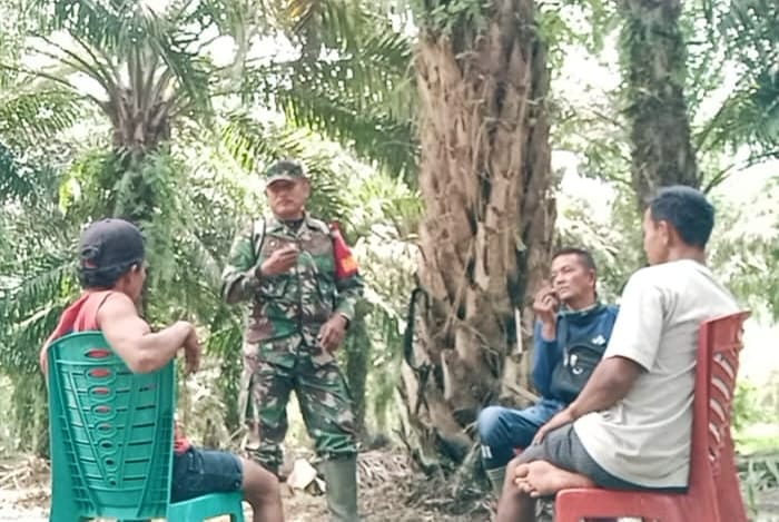 Sosialisasi di Lokasi TMMD, Babinsa Ingatkan Warga Bahaya Karhutla