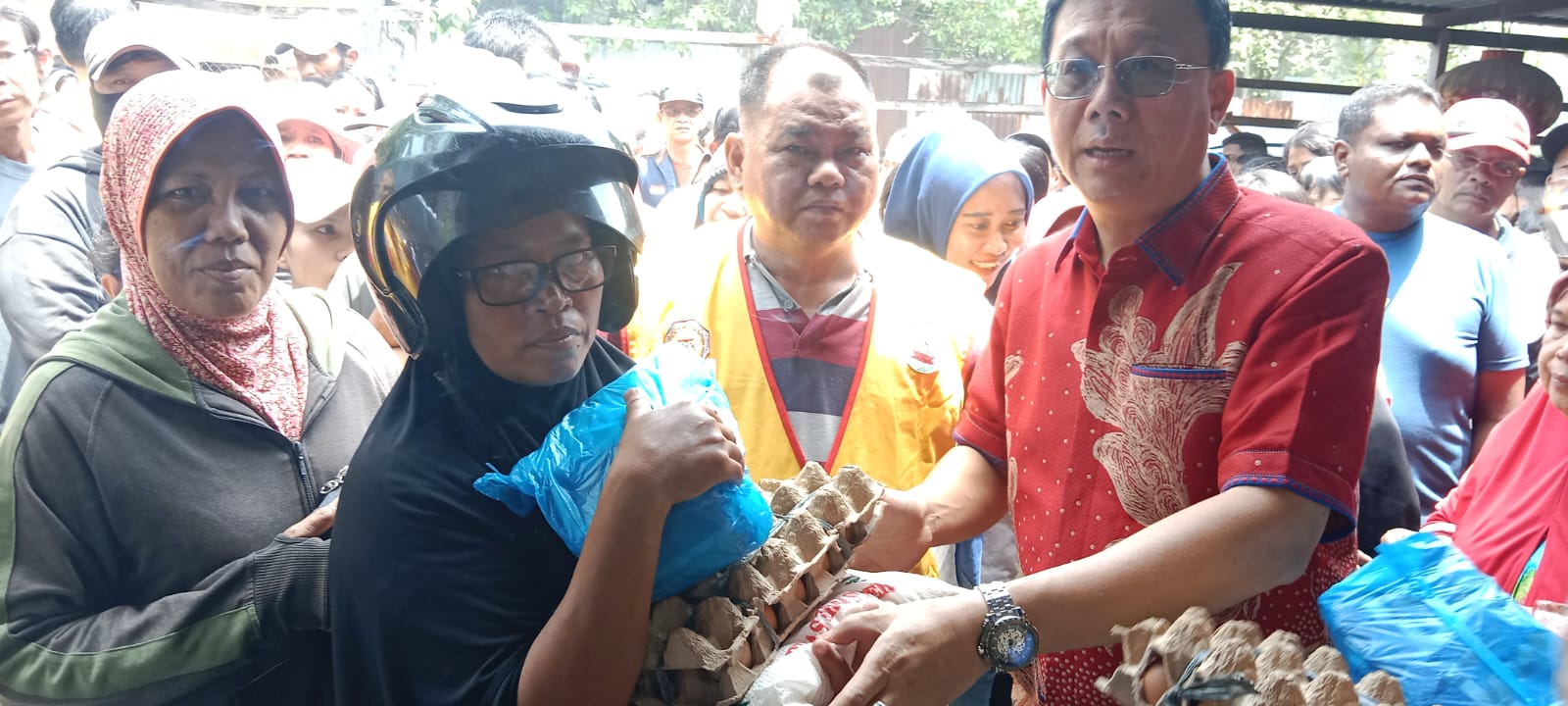 Hasyim Bagikan Ratusan Paket Sembako di Vihara Kara Manggala