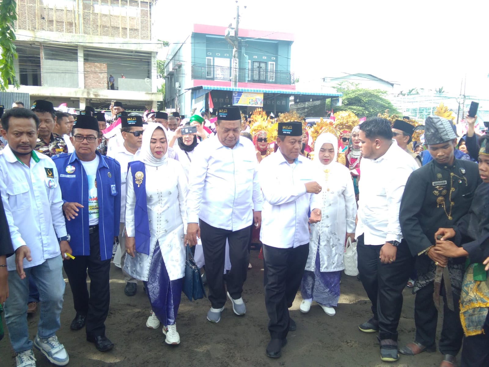 Masyarakat Tanjungbalai Antusias Antar Waris Dan Rolel Harahap Daftar Ke KPU