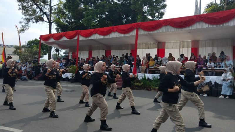Keren !!!, Atraksi Darma Wanita Persatuan Pol PP Bukittingi Meriahkan HUT ke-79 RI