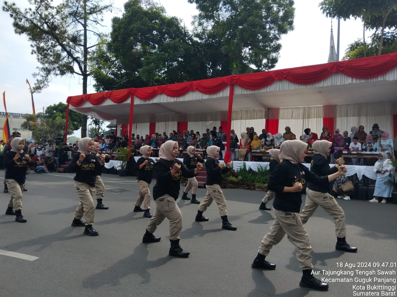 Keren !!!, Atraksi Darma Wanita Persatuan Pol PP Bukittingi Meriahkan HUT ke-79 RI