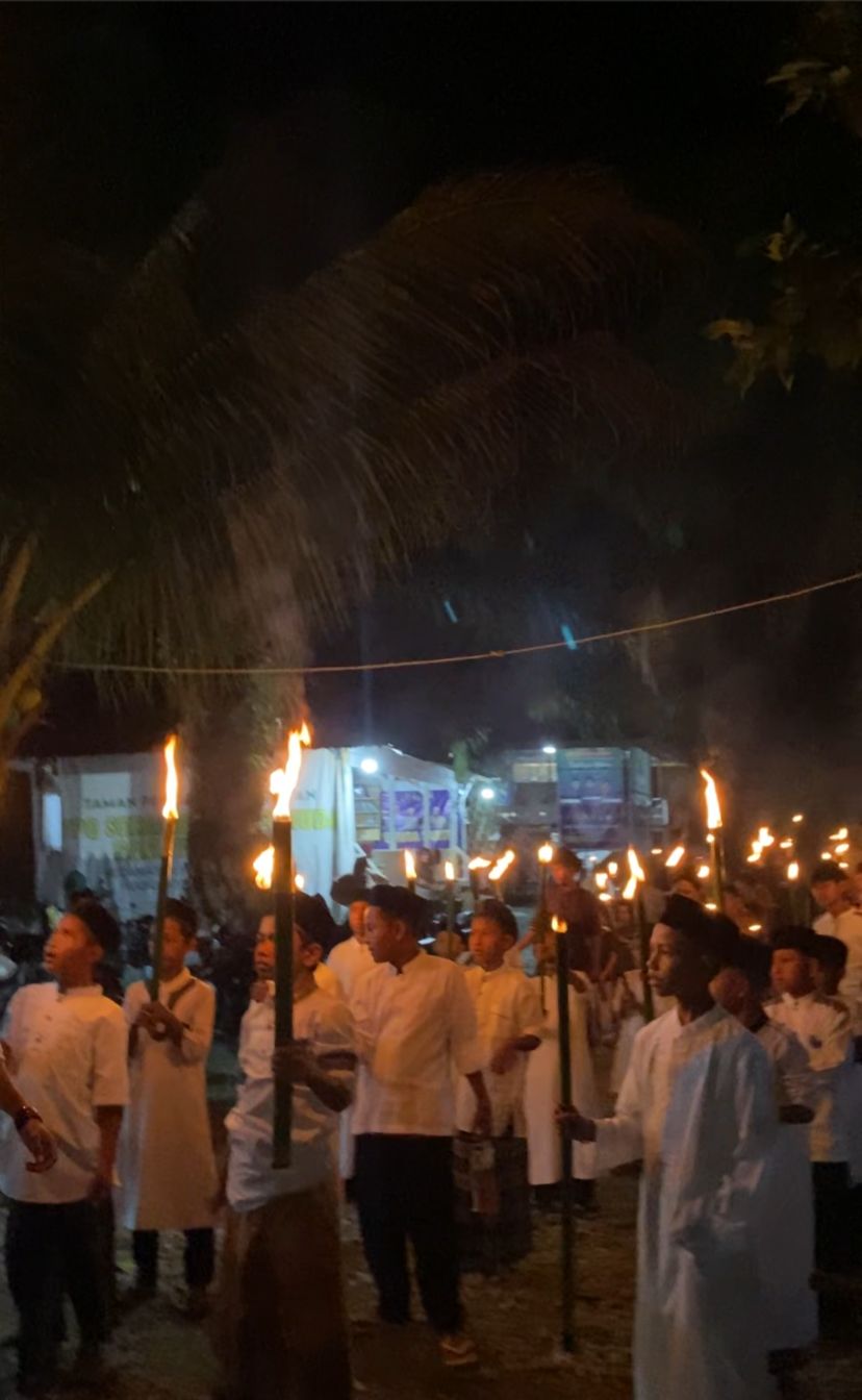 Ribuan Santri/Santriwati dan Masyarakat bersama Tokoh Kecamatan Pante Ceureumen Pawai Obor Tolak Bala Rabu Abeh