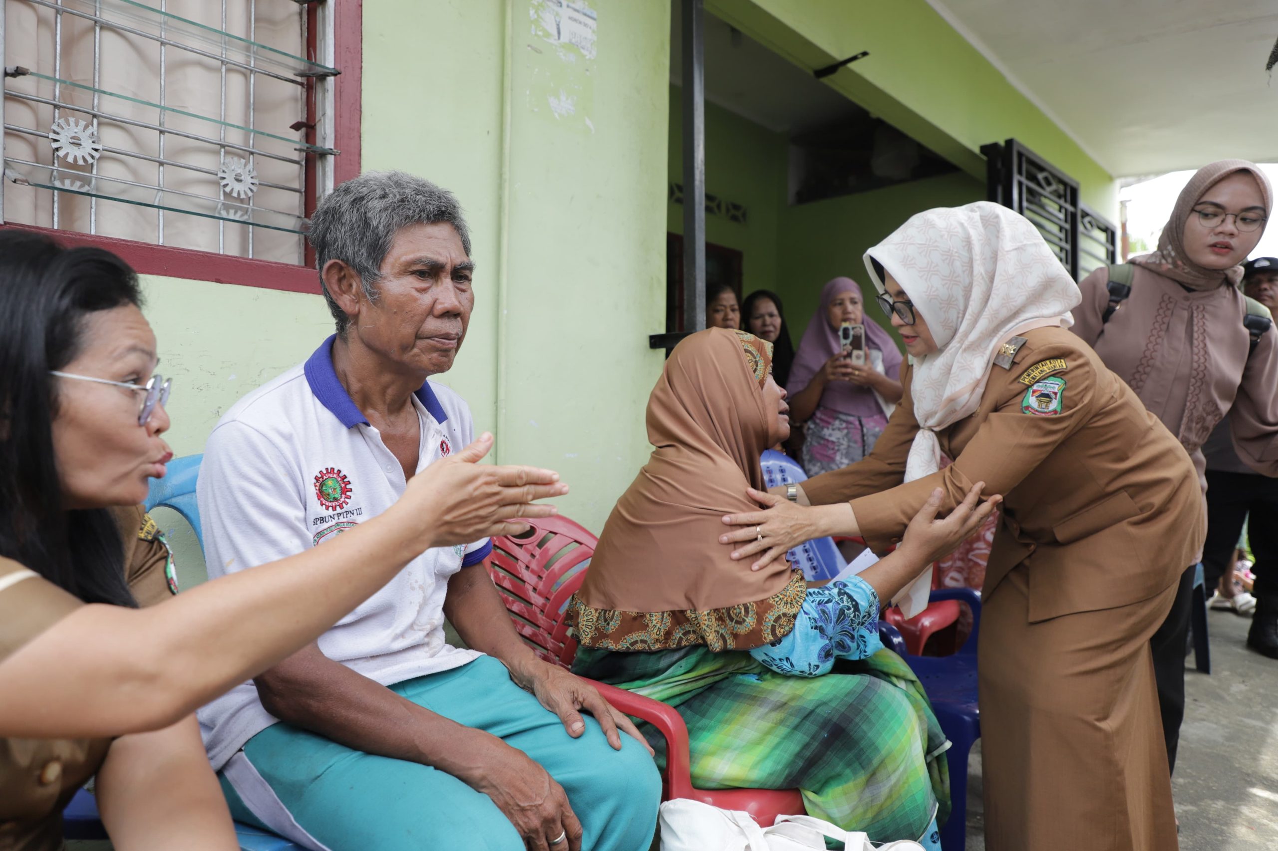 Wali Kota dr Susanti Gerak Cepat Kunjungi dan Serahkan Bantuan kepada Korban yang Rumahnya Terbakar