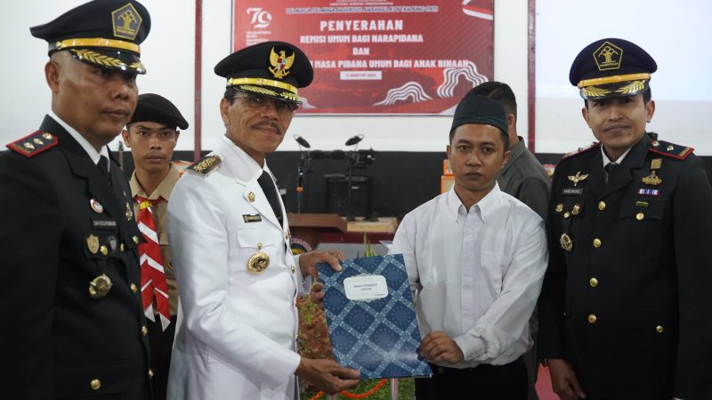 Diserahkan Bupati Safaruddin, Warga Binaan Lapas Mendapatkan Remisu Kemerdekaan